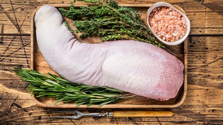 Секрети делікатесу: як обрати та почистити свинячий язик, щоб не зіпсувати