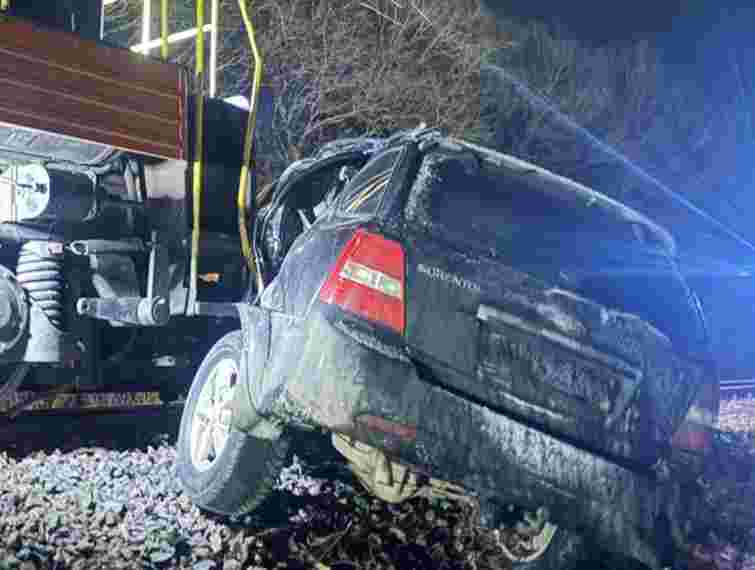 На залізничному переїзді на Буковині унаслідок зіткнення тепловоза та авто загинув водій