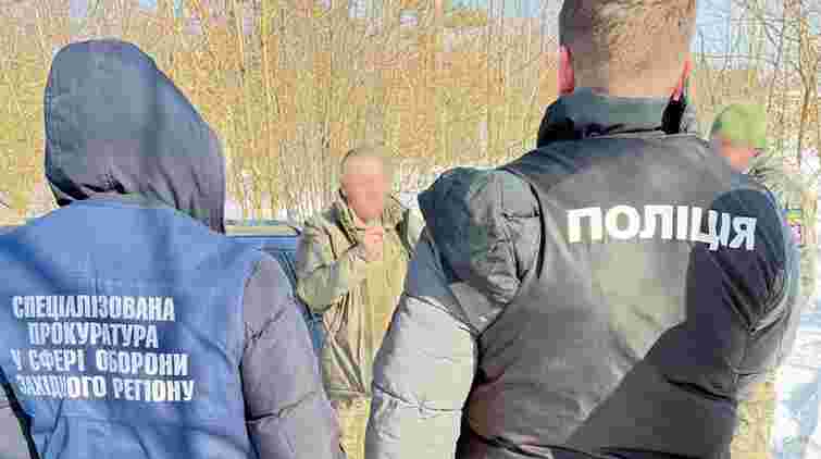 На Львівщині викрили підполковника, який понад рік вимагав щомісячні хабарі у підлеглого