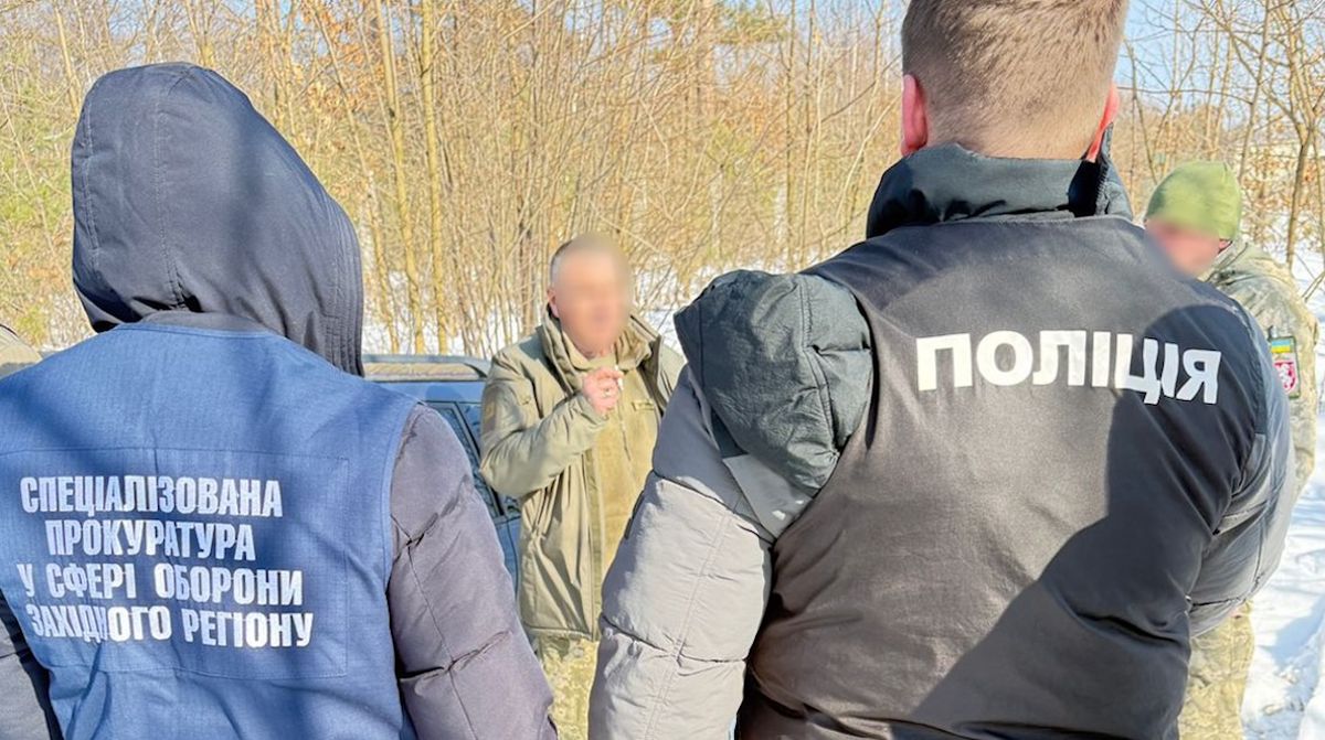 На Львівщині викрили підполковника, який понад рік вимагав щомісячні хабарі у підлеглого
