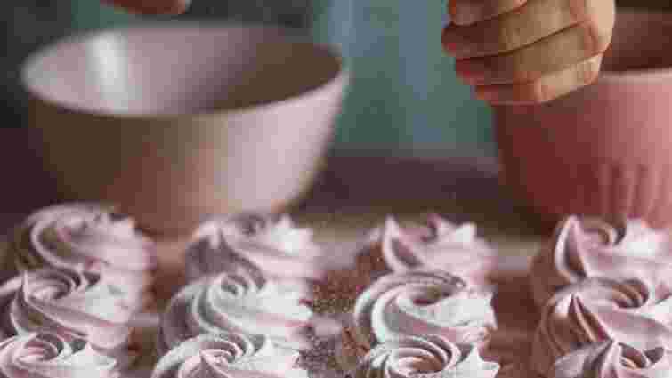 Ніжний, але дуже липкий: яких помилок ви припустилися при приготуванні зефіру