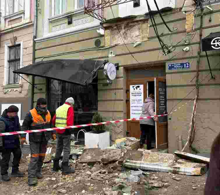 У центрі Чернівців обвалився аварійний балкон
