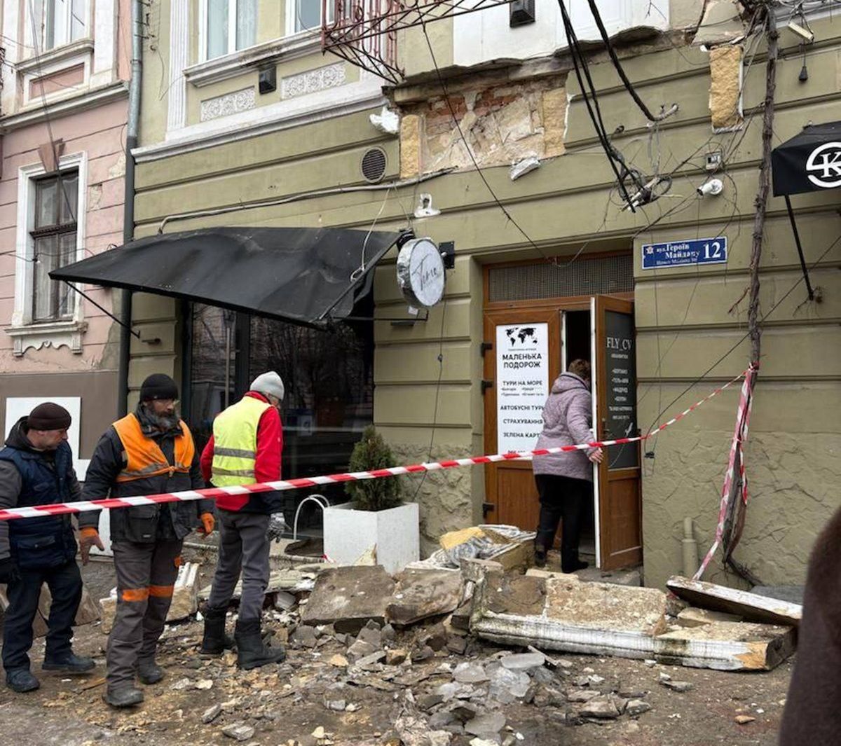 У центрі Чернівців обвалився аварійний балкон