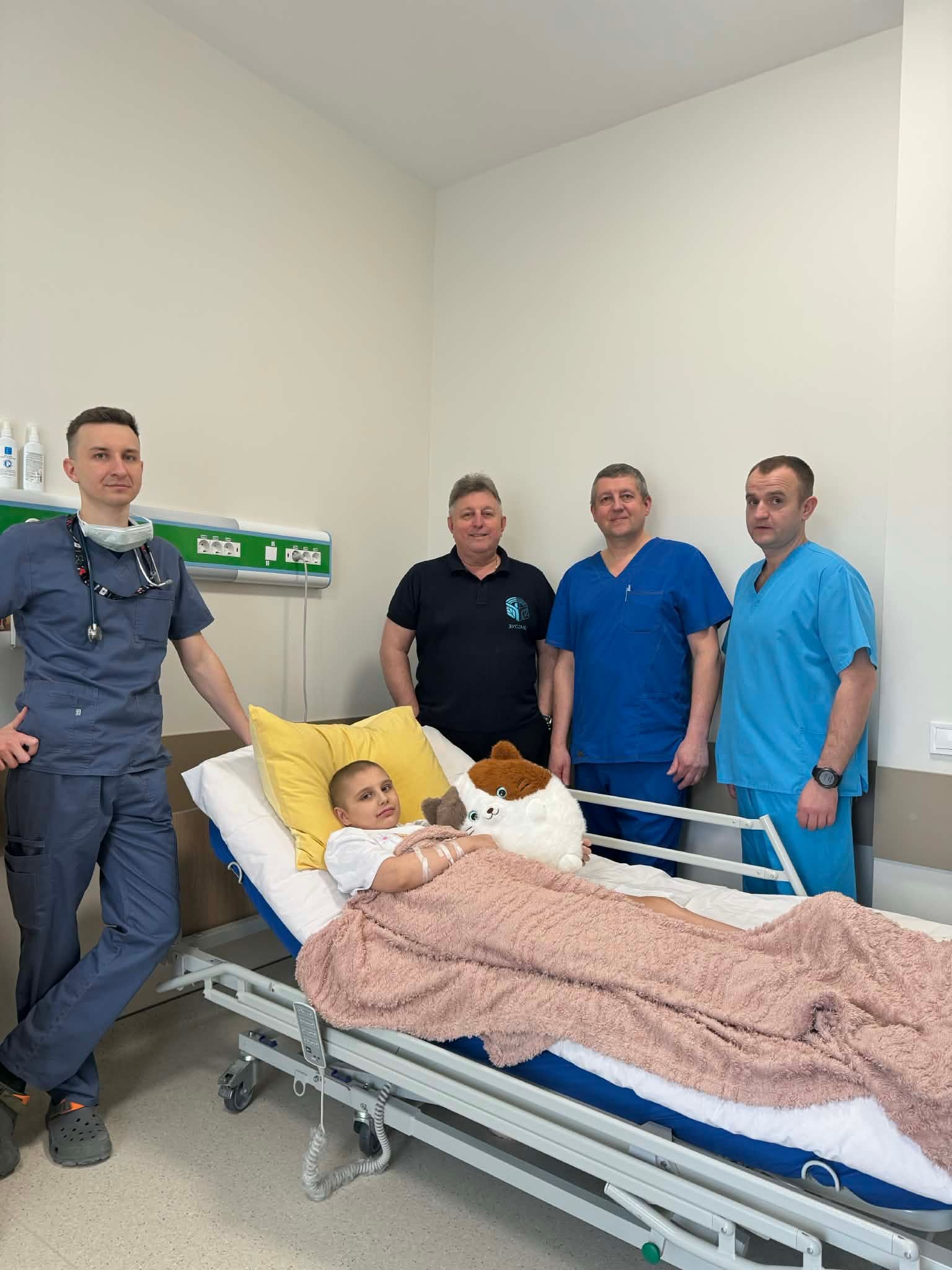 Пацієнтка Вікторія з командою хірургів, які її оперували