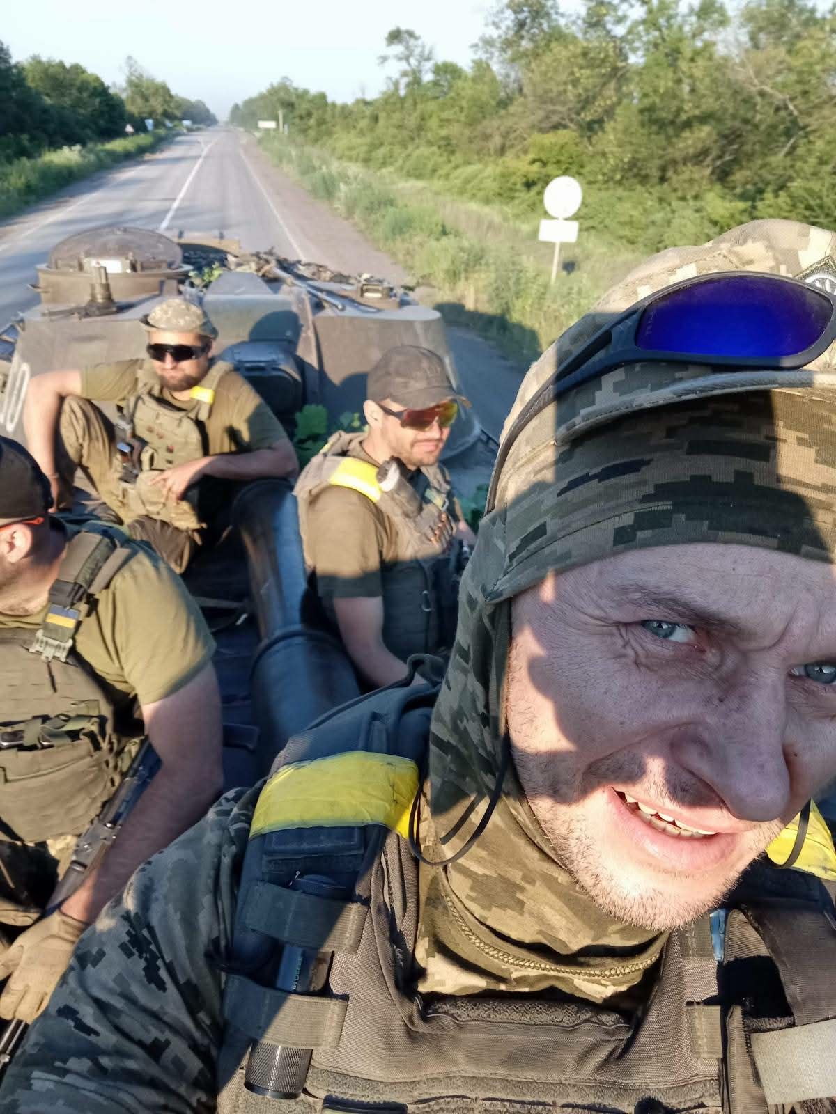 Тарас Ш. із побратимами на фронті