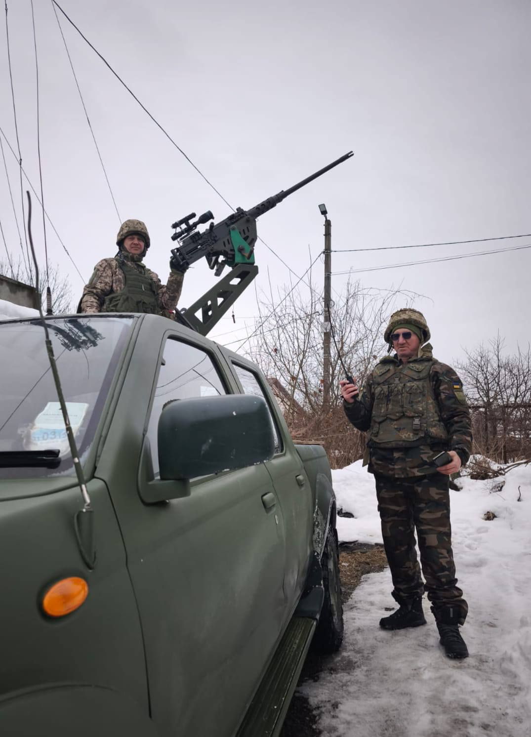 Тарас Ш. (ліворуч) із командиром МВГ