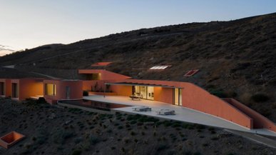 Курорт майбутнього: архітектори вбудували готель у схил скелі