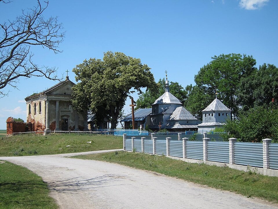 Каплиця і сільська церква Висічки