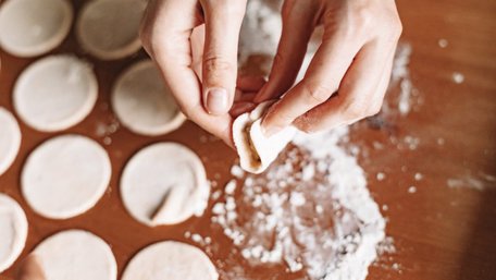 Секрет соковитого фаршу: що додати у пельмені, щоб вони були ситніші і смачніші 