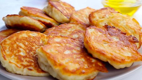 Пісні оладки з яблуками на сніданок. Рецепт дня