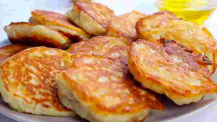 Пісні оладки з яблуками на сніданок. Рецепт дня