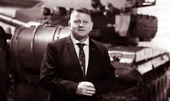 Між зовнішньою загрозою і внутрішньою інерцією