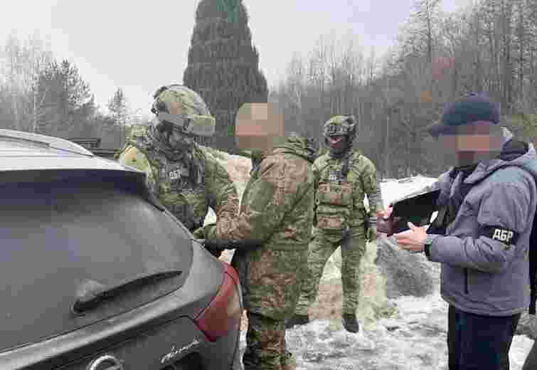 На Житомирщині затримали мобілізованого, який пропонував 20 тис. доларів хабаря за дезертирство