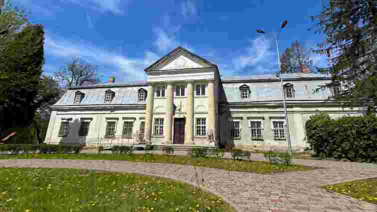 Палац, озеро з байдарками та давні храми: чим приваблює туристів Пустомитівська громада