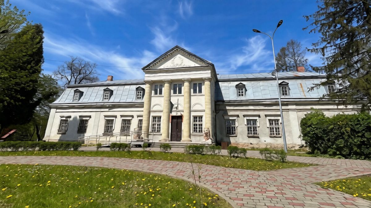 Палац, озеро з байдарками та давні храми: чим приваблює туристів Пустомитівська громада