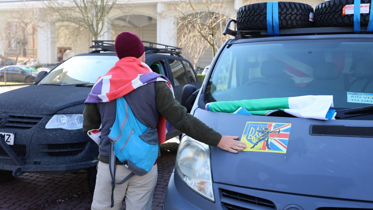 У Львові британські та ірландські волонтери передали 35 пікапів для військових на фронт