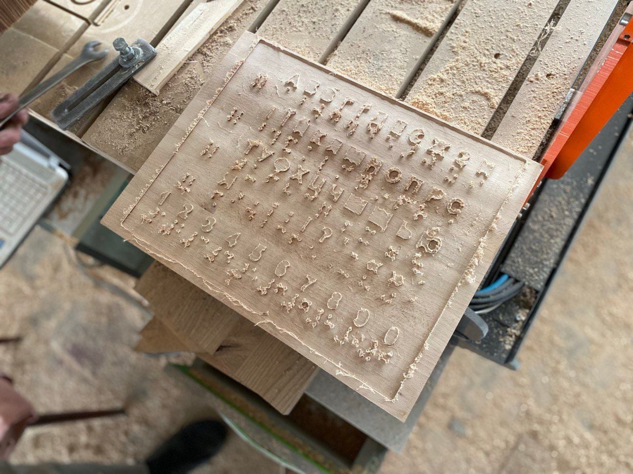Одна з робіт ветерана Андрія Уракіна — шрифт Брайля, вирізьблений на дерев’яній дошці. Фото: ZAXID.NET