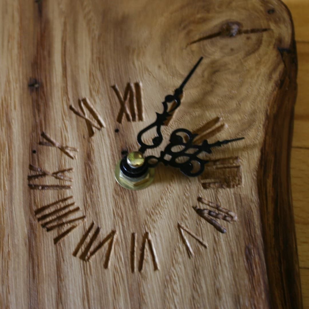 На початку своєї справи ветеран Андрій Уракін виготовляв дерев’яні годинники