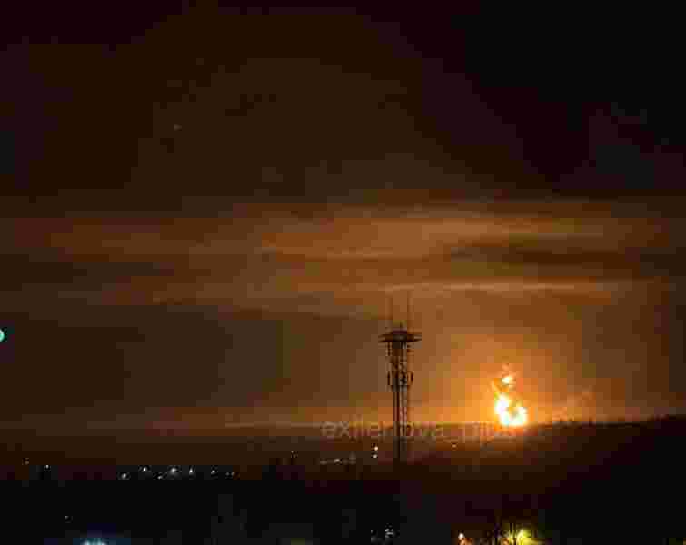 В окупованій Макіївці загорілася нафтобаза після атаки БпЛА