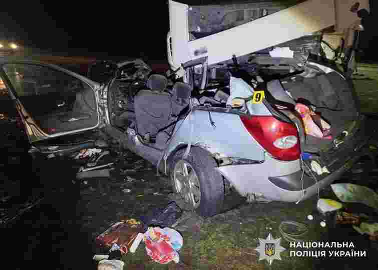 Подружжя з Києва загинуло у лобовій ДТП із вантажівкою на Рівненщині  