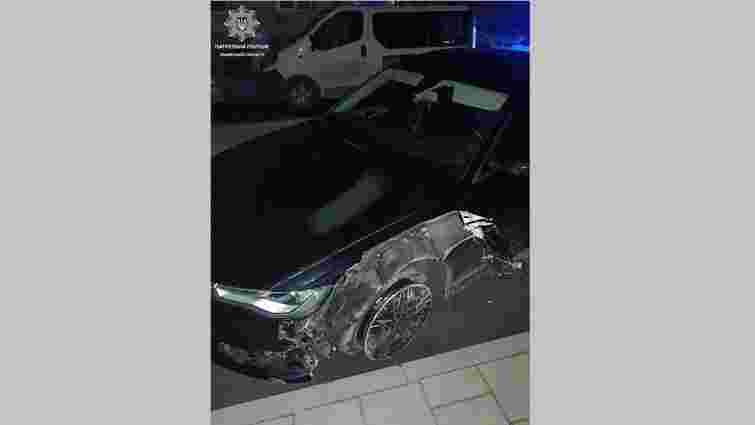 Під час втечі від патрульних п'яний водій  в огорожу в центрі Львова