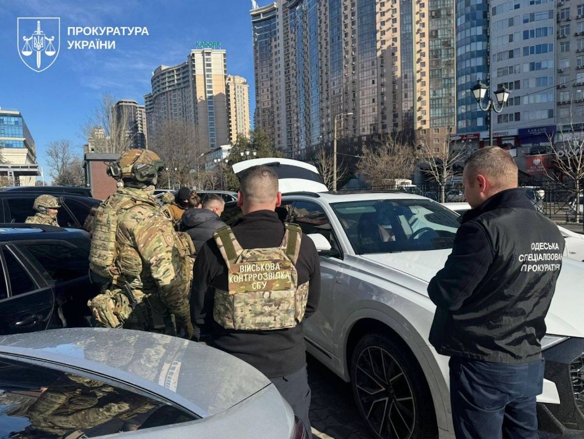 В Одесі викрили злочинну групу, яка щомісяця заробляла 30 млн грн на ухилянтах

