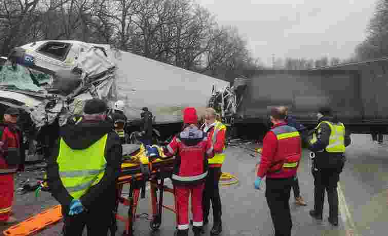 ДТП двох вантажівок заблокувала рух трасою біля Львова