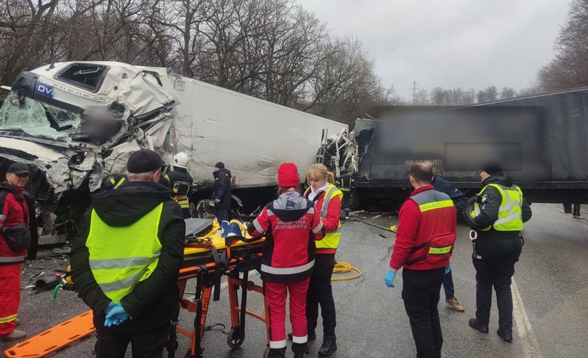 Смертельна ДТП двох вантажівок заблокувала рух трасою біля Львова