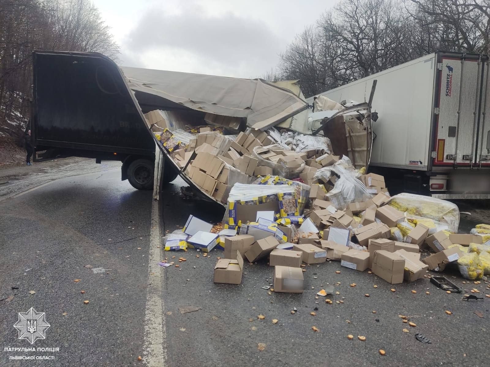 У результаті ДТП товар висипався на проїжджу частину