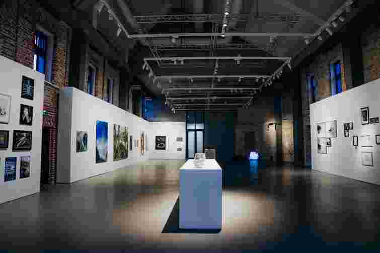 Війна, втрати і самотність: виставка «Дивлячись у розриви» триває у Львові