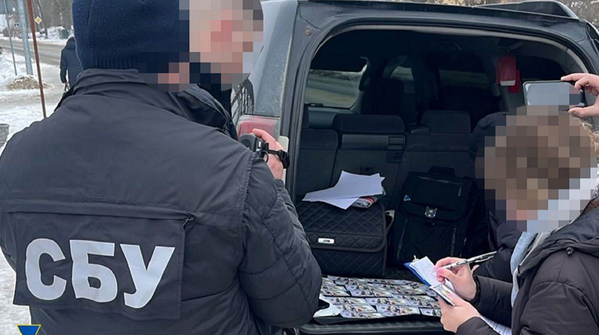 Підприємець з Львівщини за 15 тис. доларів організовував втечу ухилянта за кордон
