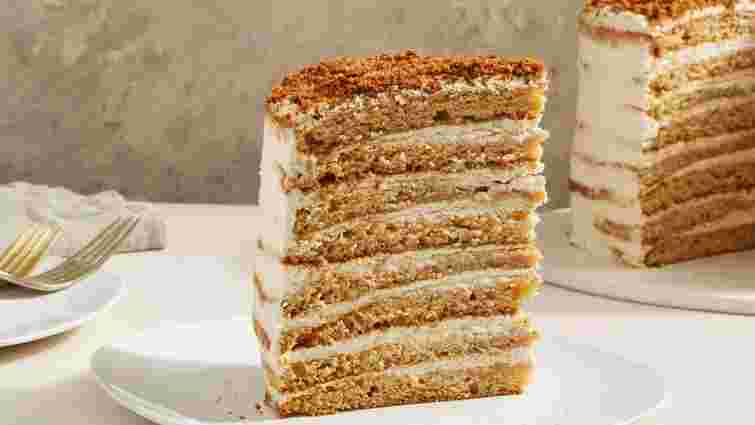 Приготувати медівник не всім під силу: чому коржі кришаться та ламаються