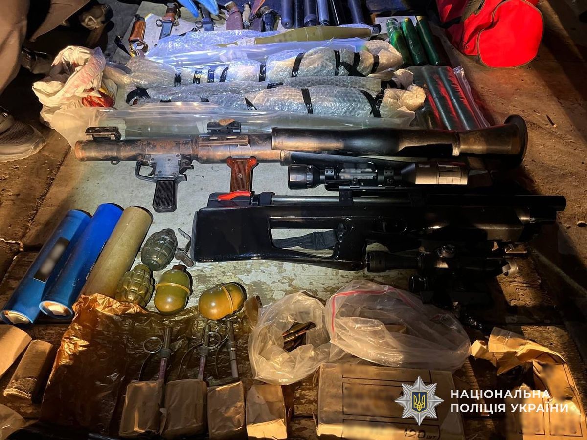 Кримінального авторитета з арсеналом зброї затримали на Закарпатті