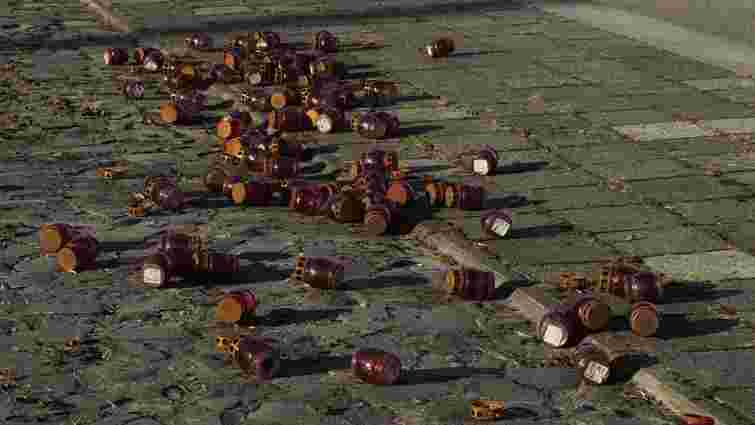 Біля львівського музею «Територія терору» вандал пошкодив виставку про загиблих військових