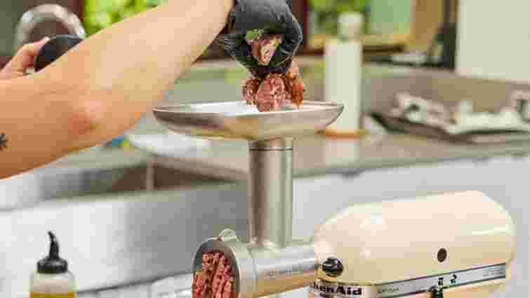 Пришвидшуємо приготування котлет: як уникнути намотування м'яса на ніж м'ясорубки