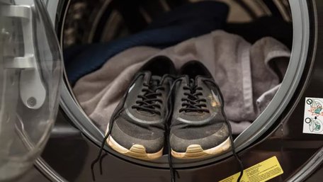 Зберігаємо форму та підошву: як прати кросівки в машинці, щоб вони не зіпсувались