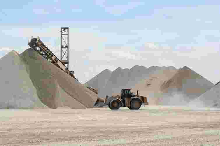 Фірма з орбіти львівського бізнесмена з дисконтом видобуватиме пісок біля Хмельницької АЕС