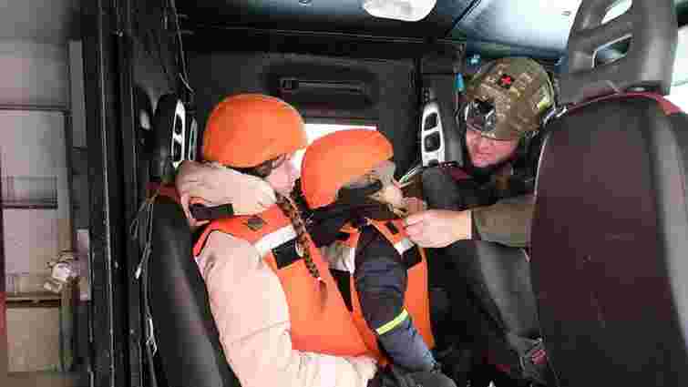 В Україні почав діяти закон про примусову евакуацію дітей із зони бойових дій