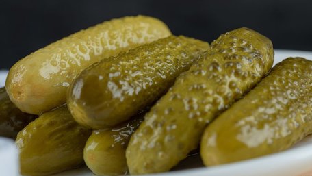 Діяти треба швидко: що робити, якщо ви пересолили мариновані огірки