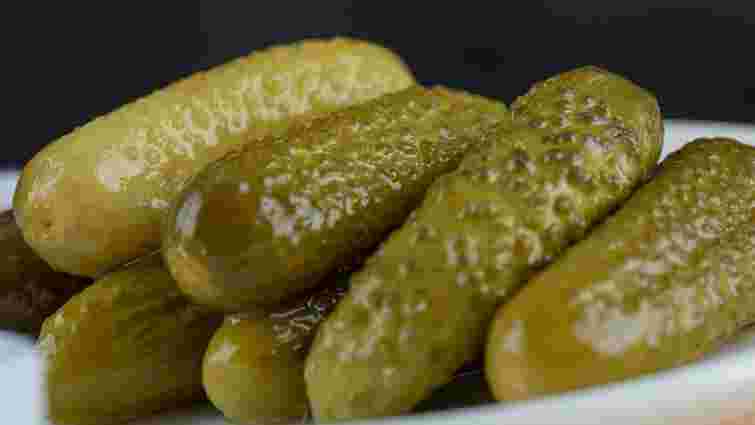 Діяти треба швидко: що робити, якщо ви пересолили мариновані огірки