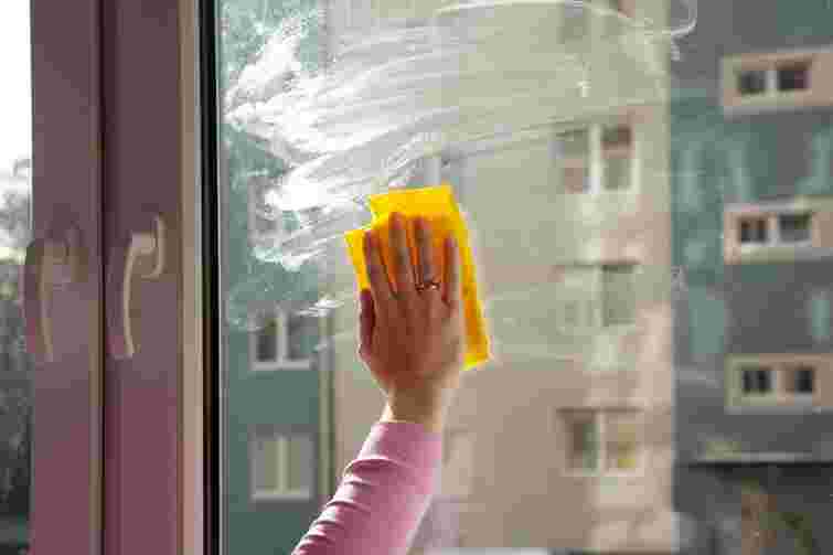Ідеально чисті вікна після зими: як позбутися розводів на склі надовго