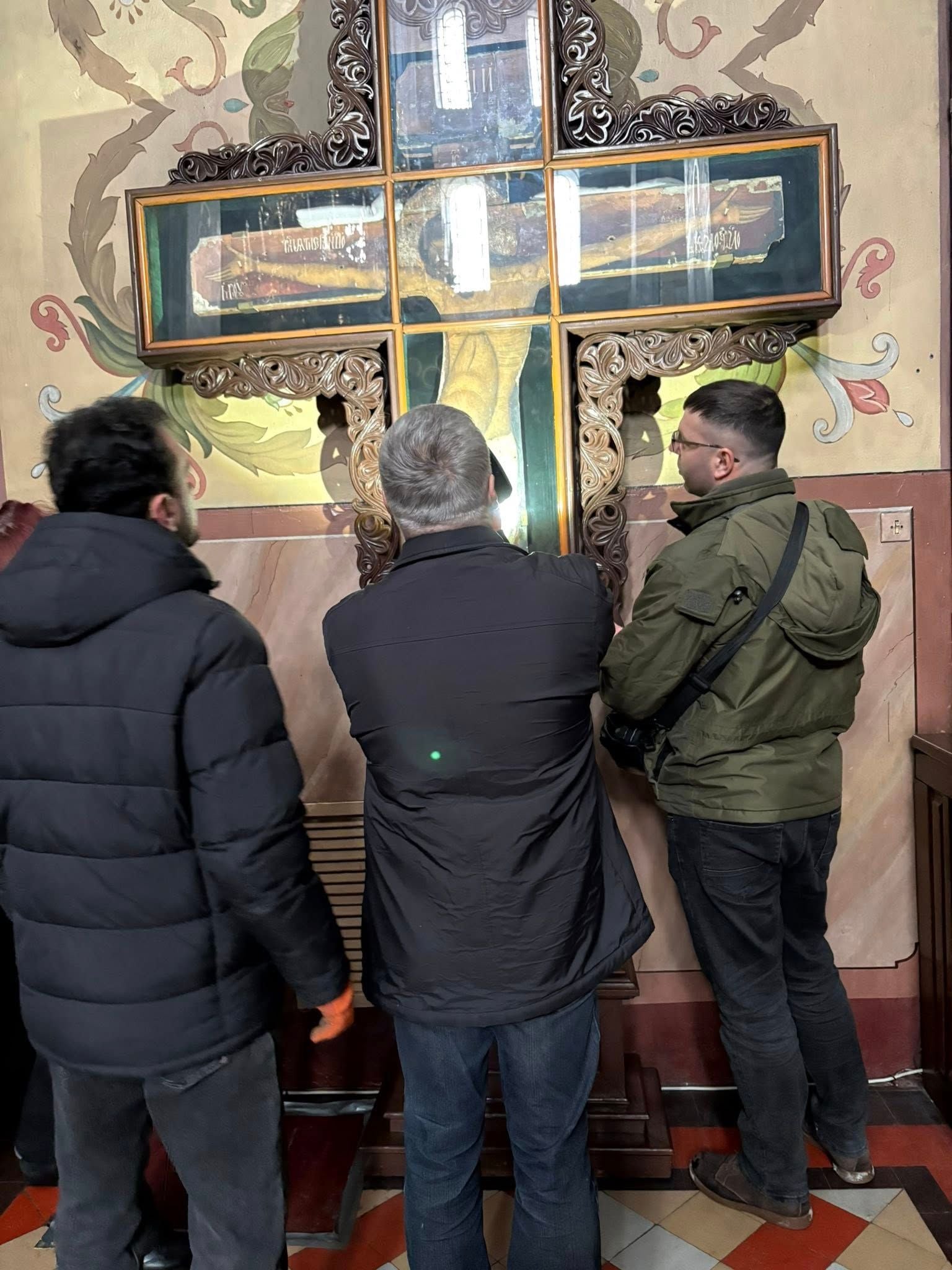 Хрест XV ст. висів у соборі в неналежних умовах, запліснявілий та з численними пошкодженнями (фото заповідника)