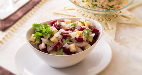 Салат з маринованим оселедцем, яблуком і буряком. Рецепт дня