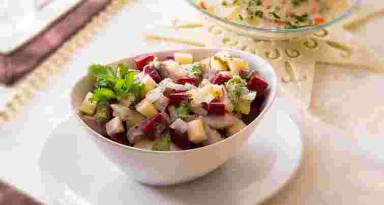 Салат з маринованим оселедцем, яблуком і буряком. Рецепт дня