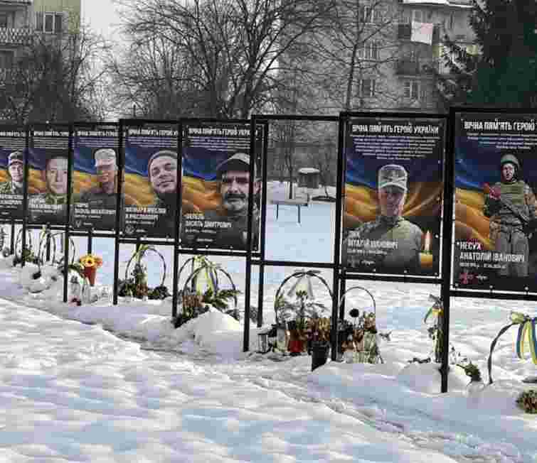 Суд оштрафував закарпатця, який зрізав портрети військових на Алеї пам’яті