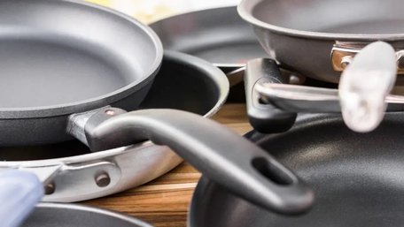 Ніщо не вічне: дві ознаки, що сковороду з антипригарним покриттям пора міняти