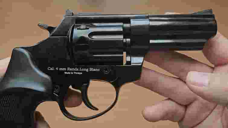 У Франківську оштрафували чоловіка, який стріляв по гостях на дні народженні