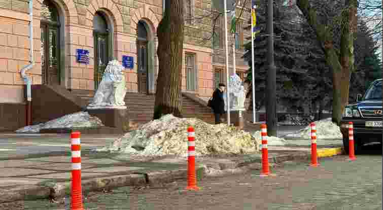 У центрі Чернівців біля обласної адміністрації заборонили паркування