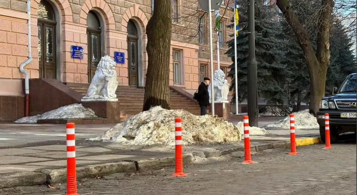 У центрі Чернівців біля обласної адміністрації заборонили паркування