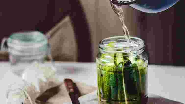 На розсолі з огірками зʼявилася пліснява: чи безпечно їх їсти і що взагалі робити